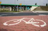 zdjęcie kolorowe - droga rowerowa krzyżująca się z ulicą