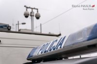zdjęcie kolorowe - kamery na samochodzie monitorującym i policyjny kogut z samochodu stojącego obok