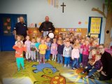 zdjęcie kolorowe - policjanci z przedszkolakami - zdjęcie grupowe