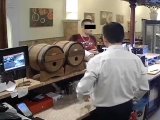 zdjęcie z kamery monitoringu na którym widać sprawcę