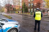Policjant podczas kontroli w jesienny dzień