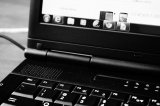 zdjęcie czarno-białe - komputer typu laptop