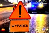 tablica i znak uwaga wypadek, w tle policyjny radiowóz