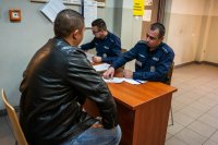 punkt rejestracji, dwóch policjantów przy biurku dokonuje rejestracji rezerwisty