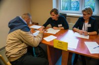 punkt finansowy, dwie pracownice zapoznają rezerwistę z dokumentacją