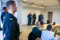 Komendant przemawia do zgromadzonych na ćwiczeniach