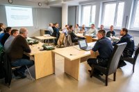 sala szkoleniowa, policjanci prowadzą szkolenie
