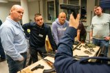 policjant zapoznaje uczestników ćwiczeń z budową pistoletu glock