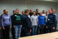naczelnik prewencji składa meldunek końcowy komendantowi z tyłu dwuszereg rezerwistów