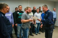 komendant wręcza certyfikat uczestnictwa w ćwiczeniach