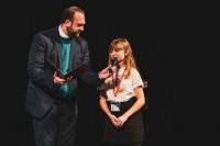 zdjęcie przedstawia dwie osoby, prowadzącego koncert i dziewczynkę