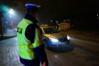 policjanci z drogówki podczas akcji alkohol - zdjęcie z archiwum policji