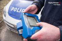 policjant, który w rękach trzyma tester do wykrywania narkotyków u kierowców