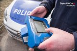 policjant, który w rękach trzyma tester do wykrywania narkotyków u kierowców