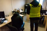 policjant z zatrzymanym w pokoju przesłuchań