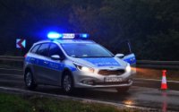 policyjny radiowóz na drodze
