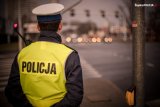 policjant z drogówki, w tle skrzyżowanie - zdjęcie poglądowe