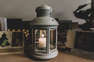 lampion z betlejemskim światełkiem pokoju w tle kartki świąteczne