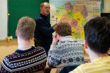 policjant w trakcie spotkania z licealistami