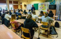 policjant w trakcie spotkania z licealistami
