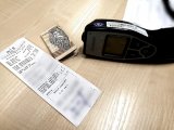 policyjny alkotest, banknoty 200 złotowe i wydruk z badania trzeźwości