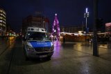 policyjny radiowóz nocą na tle rynku - zdjęcie poglądowe
