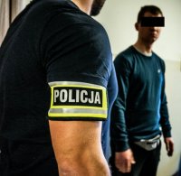 policjant z zatrzymanym 26-latkiem