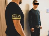 policjant z zatrzymanym 26-latkiem