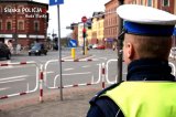 policjant z drogówki przy skrzyżowaniu