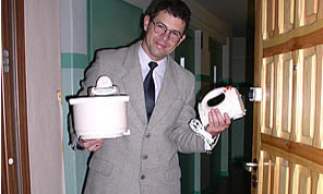 mężczyzna w drzwiach oferujący sprzęty agd