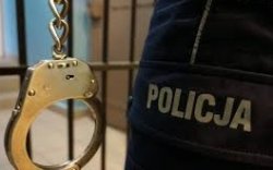 krata celi, kajdanki i napis policja z munduru - zdjęcie poglądowe