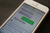 telefon z wiadomościami sms - zdjęcie poglądowe