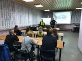 Policjanci z drogówki w trakcie prelekcji dla kursantów ośrodka szkolenia kierowców