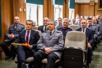 zdjęcie kolorowe przedstawia uroczystość pożegnania odchodzącego komendanta - sala sesyjna na pierwszym planie siedzi zastępca prezydenta i komendant