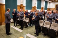 zdjęcie kolorowe przedstawia uroczystość pożegnania odchodzącego komendanta - sala sesyjna zebrani goście klaszczą