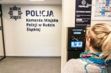 kobieta przy stacjonarnym alkomacie