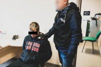 policjant i zatrzymany mężczyzna tuż przed przesłuchaniem