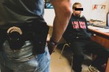 policjant i zatrzymany mężczyzna tuż przed przesłuchaniem