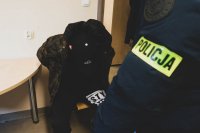 policjant i zatrzymany mężczyzna tuż przed przesłuchaniem