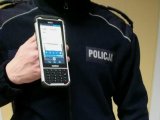 policjant z terminalnem geodezyjnym