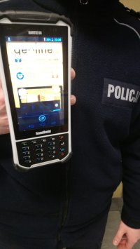 policjant z terminalnem geodezyjnym