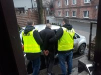 policjanci prowadzący sprawcę pobicia