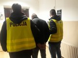 policjanci prowadzący sprawcę pobicia