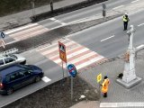 zdjęcie przejścia dla pieszych i policjanta zatrzymującego samochód wykonane z powietrza