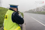 policjant dokonujący pomiaru prędkości na DTŚ