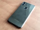 telefon motorola leżący na blacie biurka