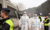 policjanci na punkcie kontroli sanitarnej