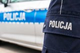 policyjny mundur na tle radiowozu