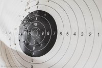 zdjęcie przedstawia zajęcia strzeleckie policjantów - tarcza strzelecka z przestrzelinami