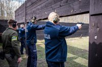 zdjęcie przedstawia zajęcia strzeleckie policjantów - policjanci strzelający do tarcz